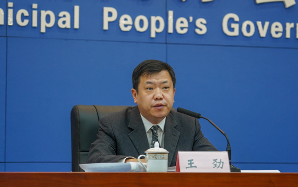 中國(guó)銀行保險(xiǎn)監(jiān)督管理委員會(huì)重慶監(jiān)管局二級(jí)巡視員王勁回答相關(guān)提問(wèn)。吳汪洋攝