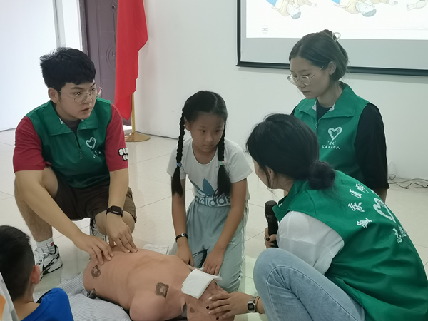 重慶醫(yī)科大學志愿者在九龍坡區(qū)銅罐社區(qū)開展人防、安全自護活動。共青團九龍坡區(qū)委供圖