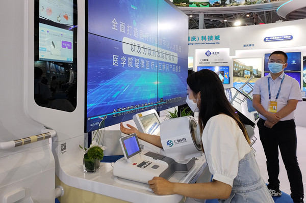 觀眾現(xiàn)場體驗(yàn)智慧健康小屋。林霞攝