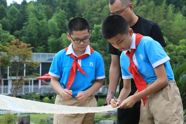 在倡議書上簽字?；顒又鬓k方供圖