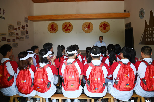 在愚公講堂上，毛相林講述了村民修筑“天路”的艱辛歷程。重慶工程職業(yè)技術(shù)學(xué)院供圖