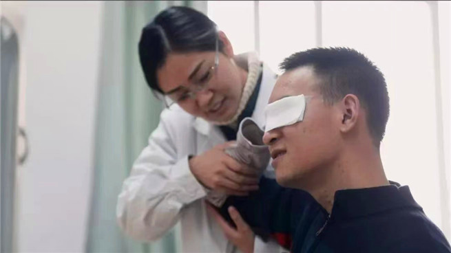 杜富國做康復(fù)訓(xùn)練