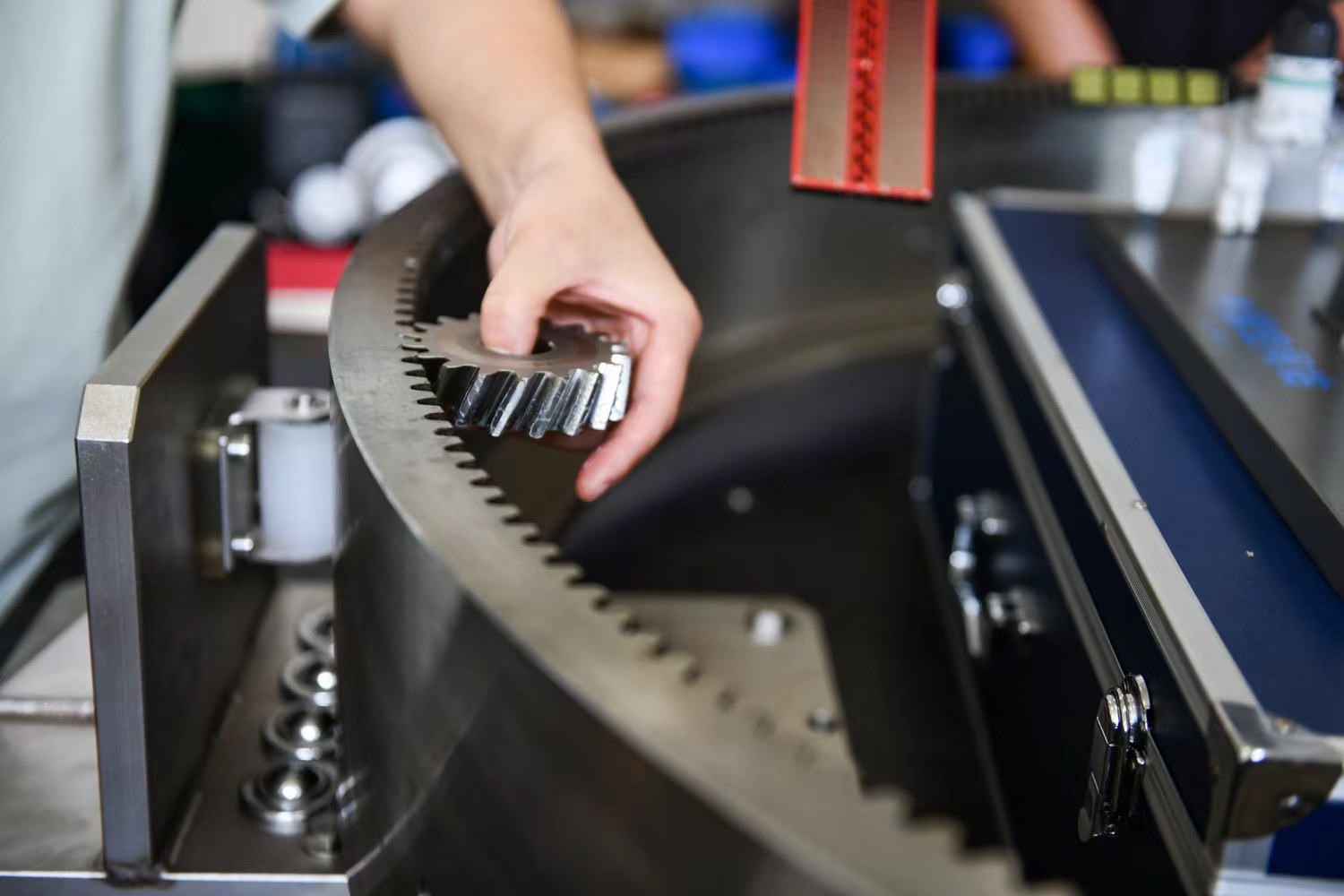 實驗室中的”對構(gòu)齒輪“。鄒樂攝