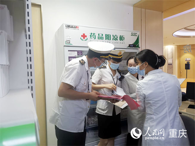 7月26日，執(zhí)法檢查組在醫(yī)療美容機(jī)構(gòu)突擊檢查。人民網(wǎng)陳琦攝