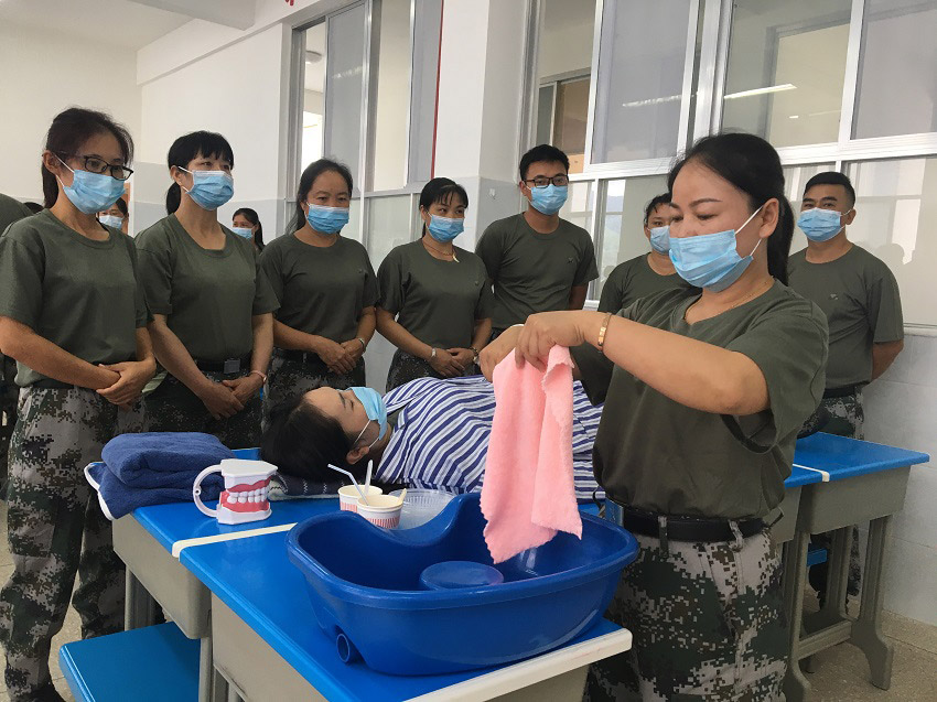 學(xué)員們正在進(jìn)行實(shí)操練習(xí)。人民網(wǎng)記者 程浩攝