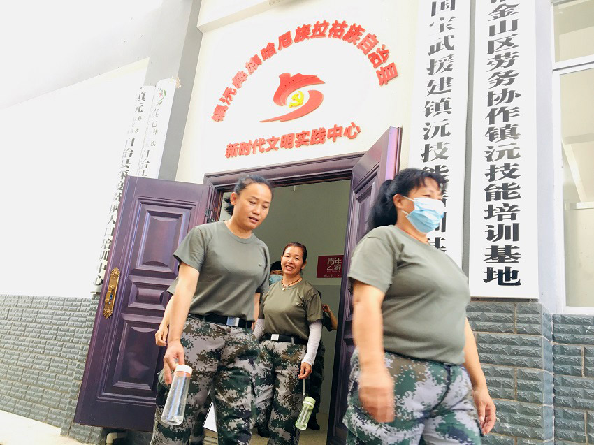 經(jīng)過(guò)一上午的培訓(xùn)，學(xué)員們走出教室。人民網(wǎng)記者 程浩攝