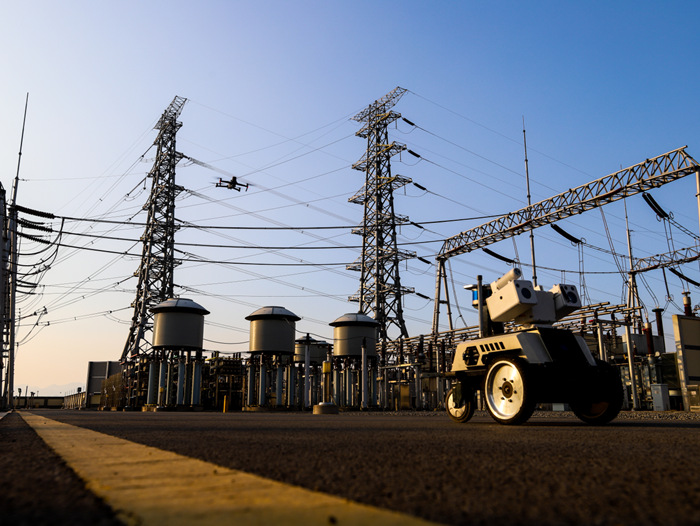 500千伏明月山變電站中開(kāi)展“陸空一體”智能巡檢。國(guó)網(wǎng)重慶市電力公司供圖