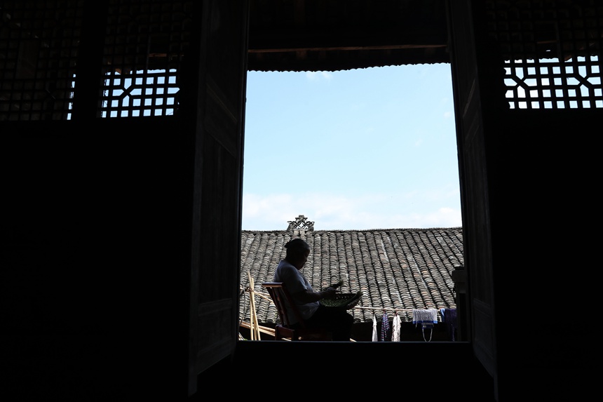 阿蓬江鎮(zhèn)青杠村小寨居民在分揀蔬菜。楊敏攝