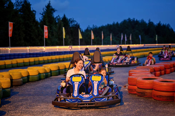 游客駕駛卡丁車。酉陽旅投供圖