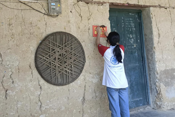 學(xué)生協(xié)助社區(qū)工作人員開展工作。重慶工程職業(yè)技術(shù)學(xué)院供圖