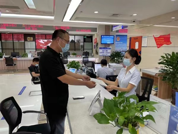 農(nóng)藥經(jīng)營(yíng)許可證辦理現(xiàn)場(chǎng)。渝中區(qū)委宣傳部供圖