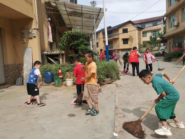 小朋友們正在參與打掃衛(wèi)生。豐盛鎮(zhèn)供圖