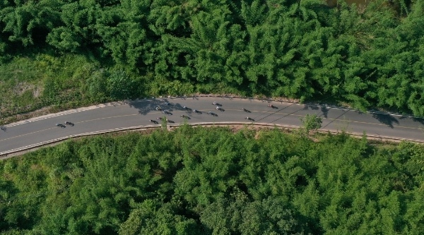 選手們?cè)卩l(xiāng)間競(jìng)賽。安瀾鎮(zhèn)供圖