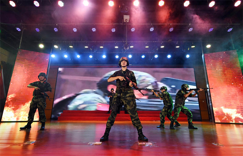 男子歌舞表演《我的后背交給你》。郭傳武攝