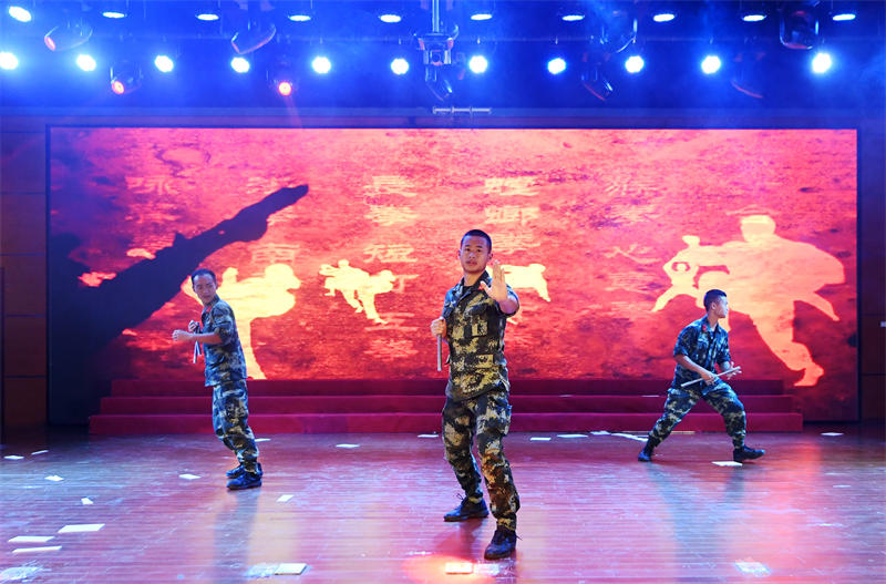 跆拳道、雙節(jié)棍表演《戰(zhàn)斗》。郭傳武攝