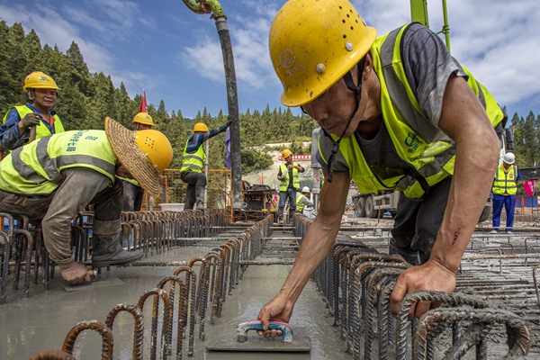 工人在現(xiàn)場施工。渝黔鐵路有限責任公司供圖