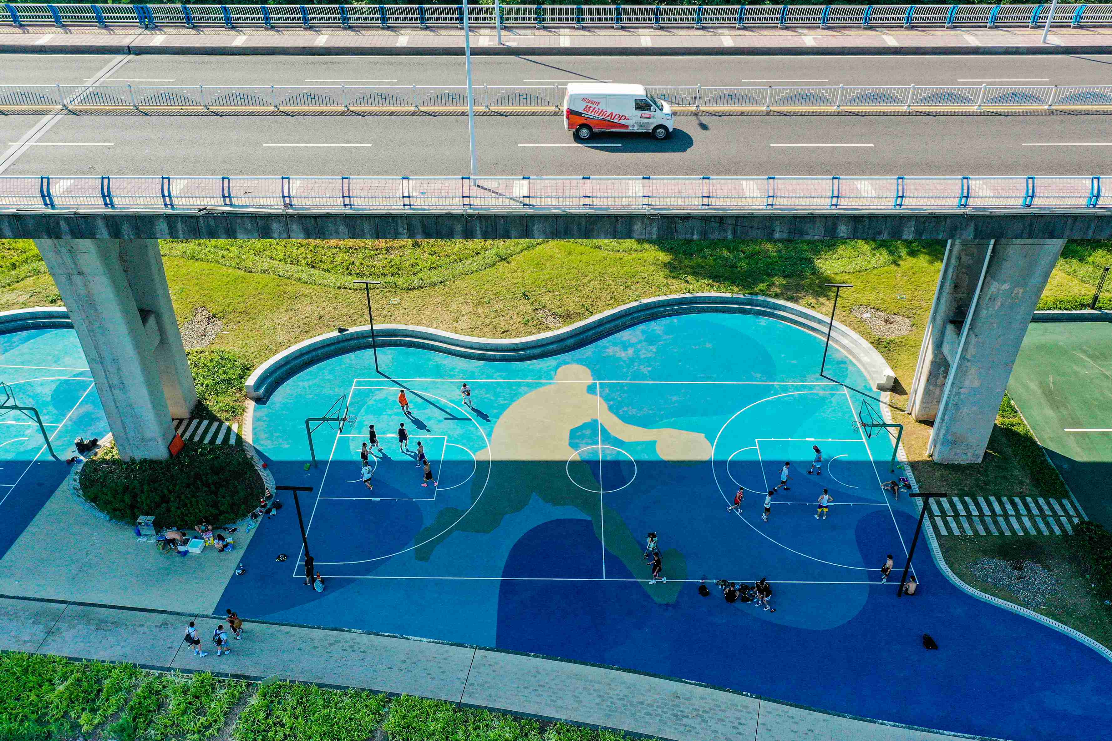 在渝中區(qū)黃沙溪大橋下，市民在長江邊的籃球場打球。何超攝