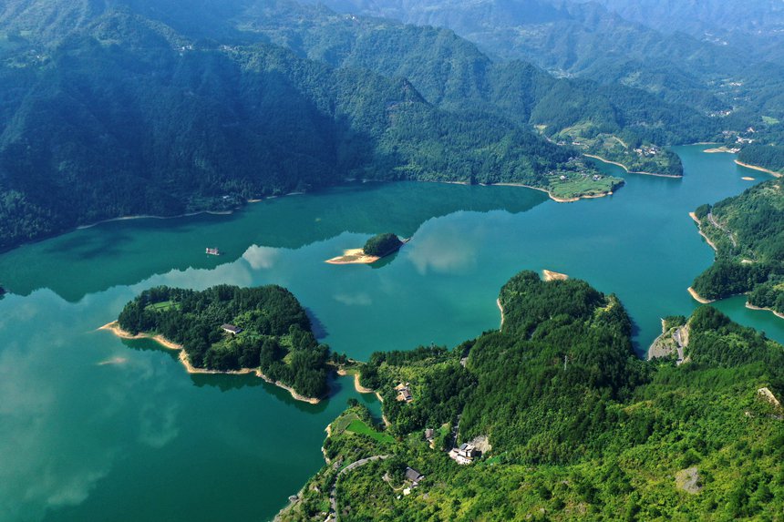 綠水青山環(huán)抱的小南海風(fēng)景區(qū)。楊敏攝