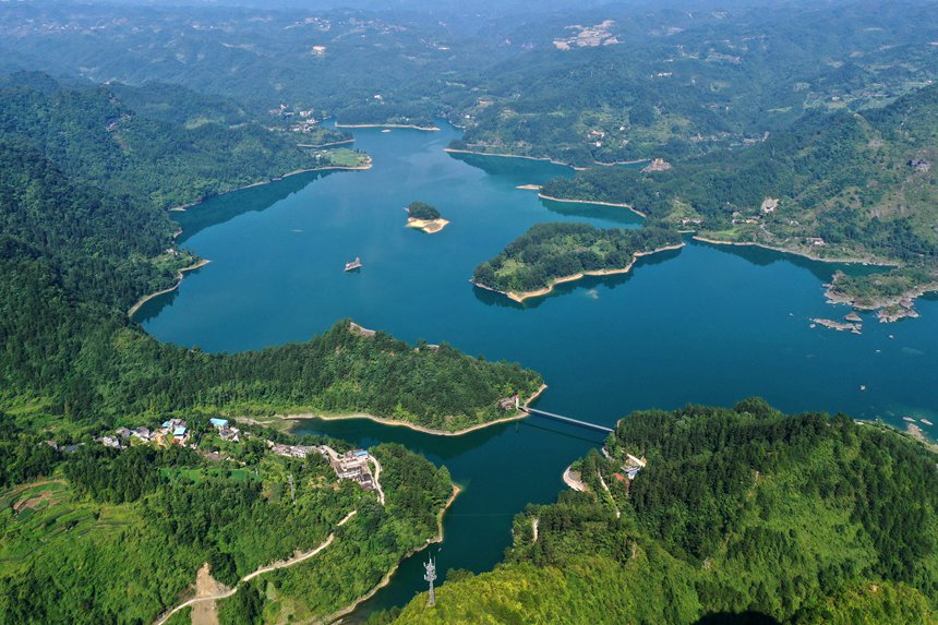 綠水青山環(huán)抱的小南海風(fēng)景區(qū)。楊敏攝