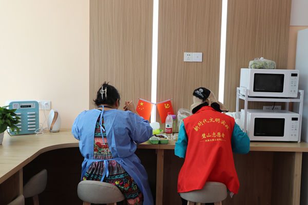 暖心驛站內運維志愿者。胥世鵬攝