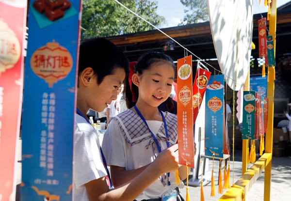 小朋友參加猜燈謎活動。向成國 攝