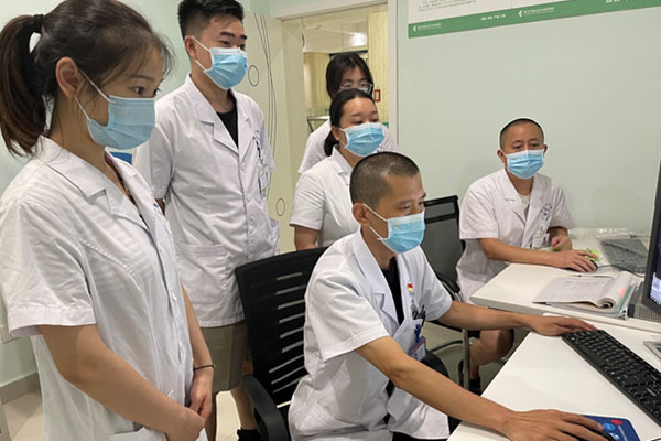 放射科醫(yī)師會診。璧山區(qū)婦幼保健院供圖