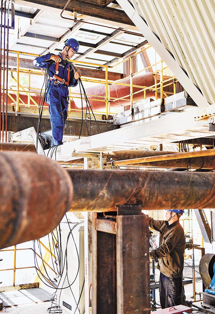 近日，墊江縣首個生活垃圾焚燒發(fā)電廠一期建設(shè)現(xiàn)場，施工人員冒著酷暑布置線纜。記者 齊嵐森 攝/視覺重慶