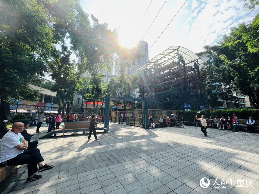 改造后的白馬凼社區(qū)有寬闊的活動(dòng)空間。人民網(wǎng) 胡虹攝