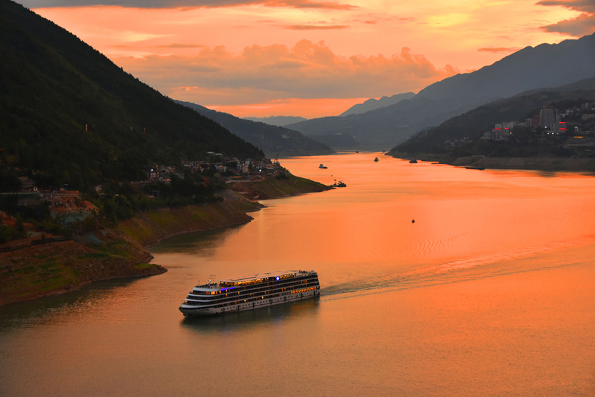 晚霞映照在長江與大寧河交匯的寬闊湖面。王忠虎攝