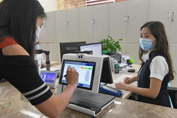 在江北區(qū)不動產(chǎn)登記中心，業(yè)務(wù)人員正在辦理“不動產(chǎn)+電力”過戶業(yè)務(wù)。馮勝嵐攝