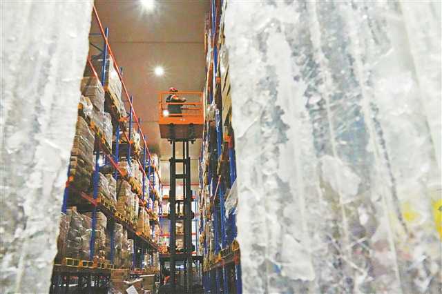 7月27日，沙坪壩區(qū)某物流公司的凍庫，工作人員正在對冷鏈?zhǔn)澄镞M(jìn)行理貨分揀。實習(xí)生 劉旖旎 攝\視覺重慶