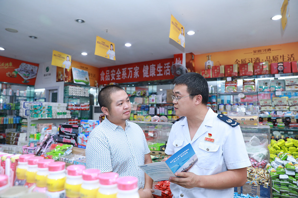 重慶市江津區(qū)稅務(wù)局派出人員上門(mén)宣傳社保費(fèi)緩繳政策。趙飛攝