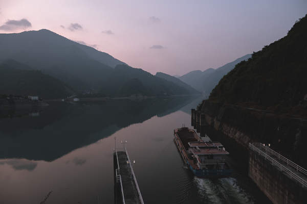 夜間過(guò)壩船只駛出電站通航系統(tǒng)。廖唯攝