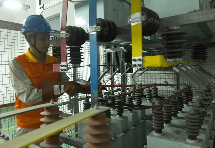 8月10日晚，國(guó)家電網(wǎng)紅巖（璧山運(yùn)檢）共產(chǎn)黨員服務(wù)隊(duì)隊(duì)員在110千伏大路變電站檢修4號(hào)電容器。周毅攝