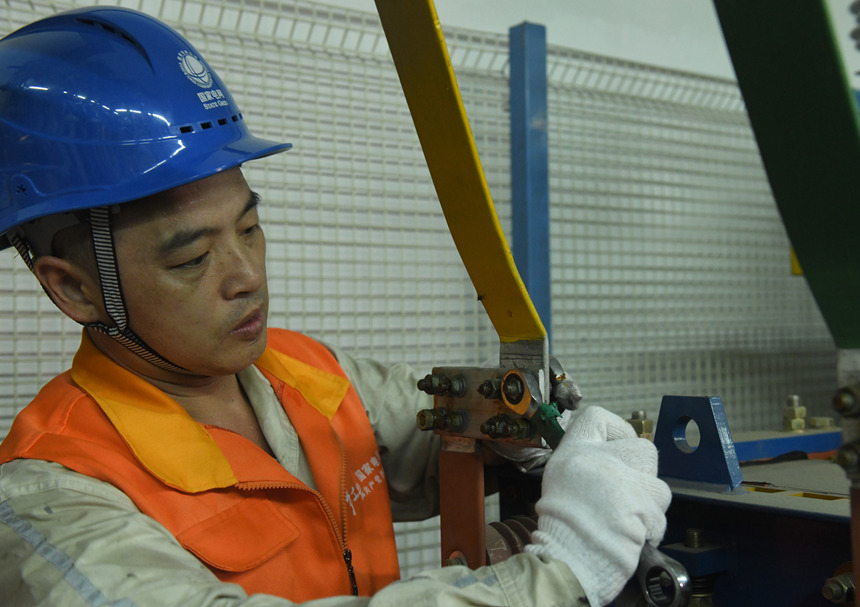 8月10日晚，國(guó)家電網(wǎng)紅巖（璧山運(yùn)檢）共產(chǎn)黨員服務(wù)隊(duì)隊(duì)員在110千伏大路變電站檢修4號(hào)電容器。周毅攝