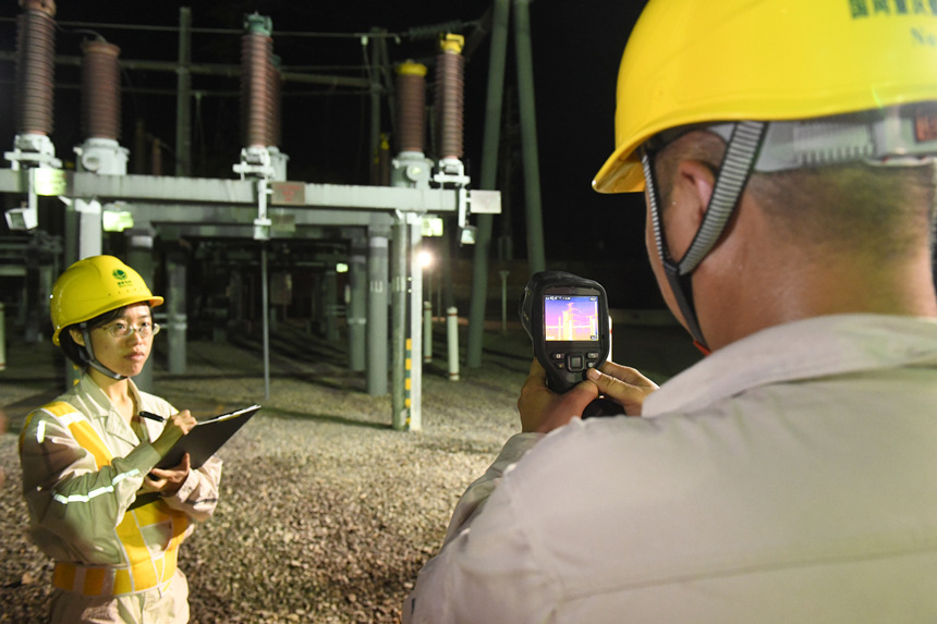 8月10日晚，國網(wǎng)重慶市電力公司員工在110千伏大路變電站測(cè)溫。周毅攝