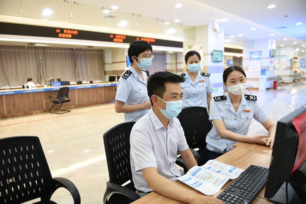 稅務特約監(jiān)督員在辦稅服務廳自助辦稅區(qū)體驗電子稅務局“十七稅”合并申報、發(fā)票領用等功能。陳紅梅攝