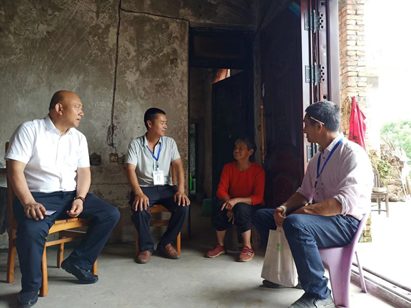 居民議事代表走訪村民。李渡街道供圖