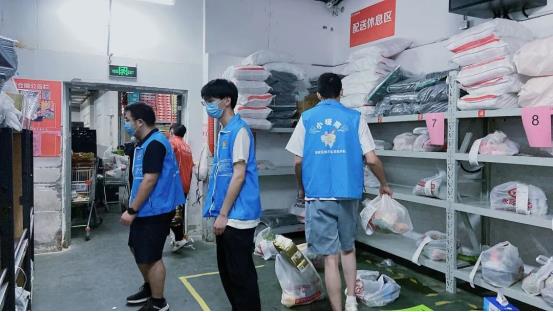 “小暖南”青年志愿者在行動(dòng)。共青團(tuán)南岸區(qū)委供圖