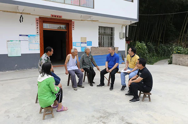 了解村民需求。胡瑾攝