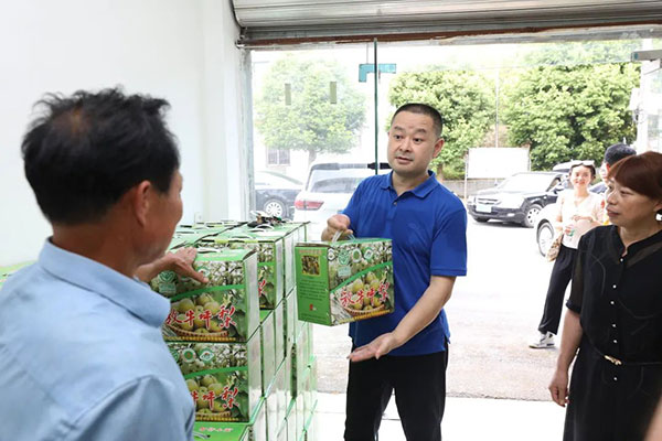 幫助村民銷售農(nóng)產(chǎn)品。胡瑾攝