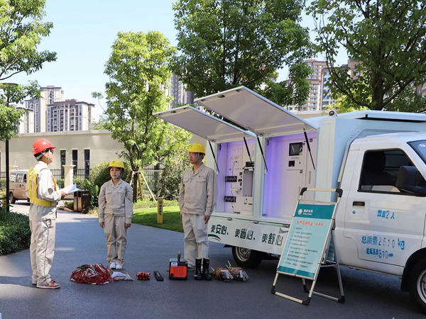 8月12日，國(guó)網(wǎng)永川供電公司利用“移動(dòng)電e站”開展小區(qū)突發(fā)性故障停電應(yīng)急演練。朱芳攝