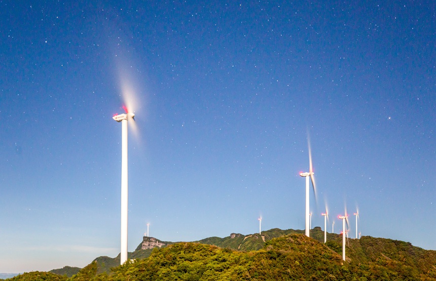 星空下的風(fēng)力發(fā)電車。瞿明斌攝