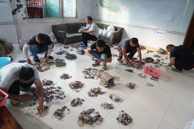 文物拼對(duì)修復(fù)。重慶市文物考古研究院供圖