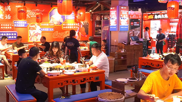 秦媽火鍋線下門(mén)店。譚念攝