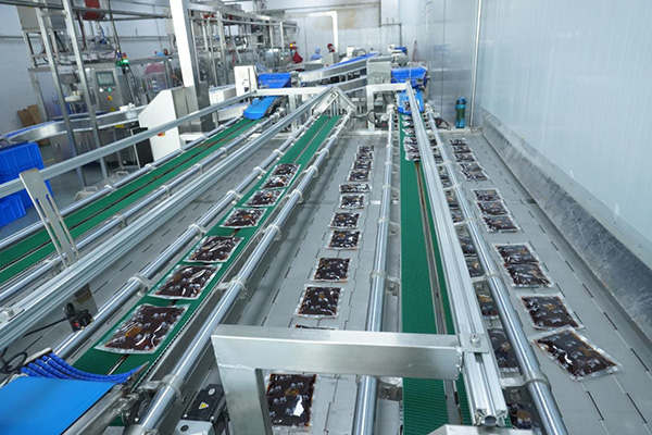 重慶秦媽實(shí)業(yè)基地生產(chǎn)車(chē)間。譚念攝