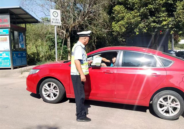 勸導(dǎo)員發(fā)放宣傳單進(jìn)行防火宣傳。香爐山街道供圖