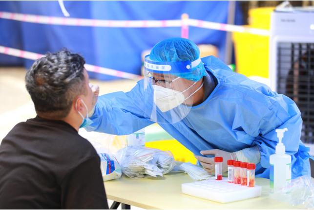 為居民做核酸檢測(cè)。重慶醫(yī)藥高等?？茖W(xué)校附屬第一醫(yī)院供圖