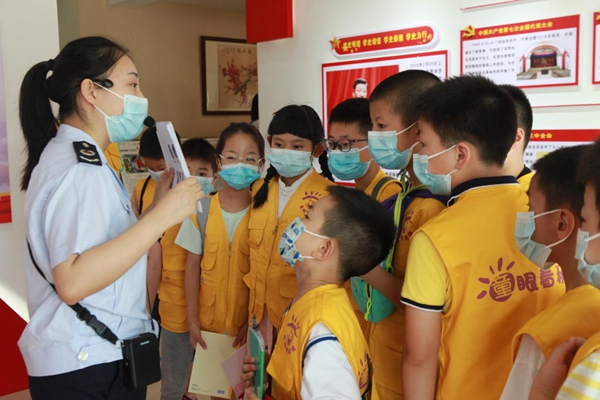 北碚區(qū)稅務(wù)人員給小朋友們講解稅收發(fā)展歷程。楊勝男攝