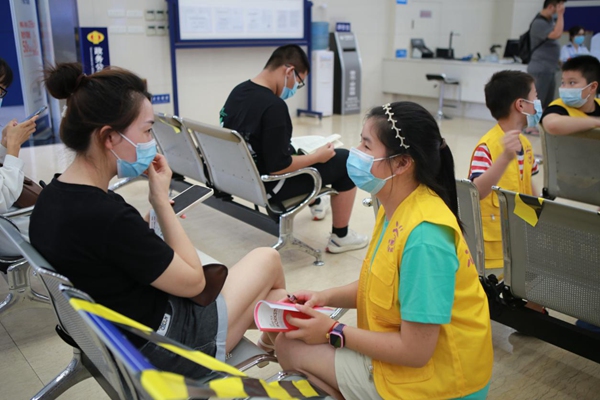 在辦稅服務(wù)廳，小朋友們現(xiàn)場(chǎng)采訪辦稅人員。郭睿攝